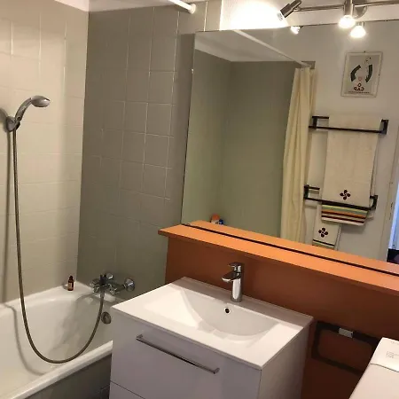Appt T3 Avec Terrasse, Clim, Parking A Cap D'agde, Proche Et Commerces - Fr-1-249-38 Apartment